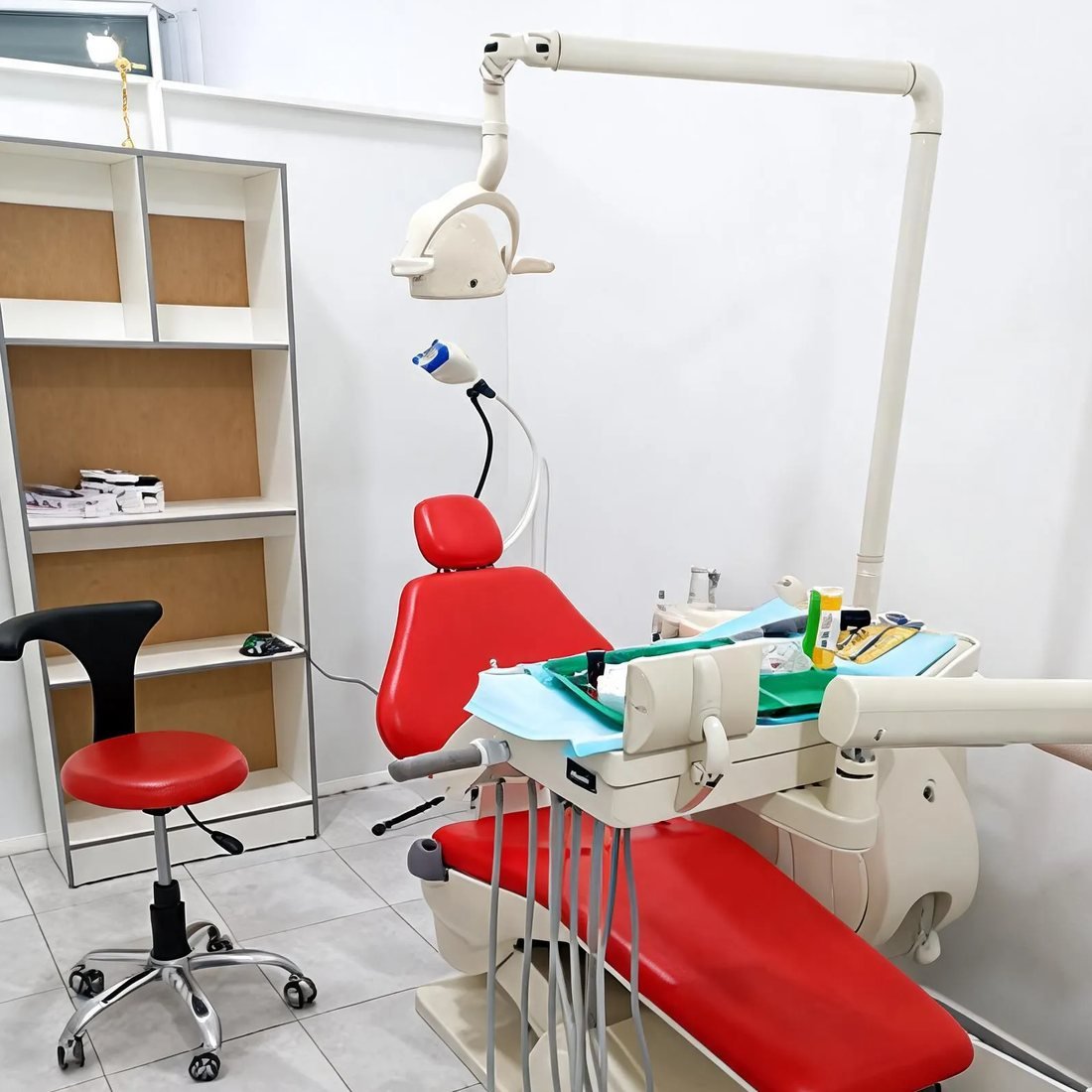 Consultorio de Sonrisa 360 con sillón dental rojo y equipo odontológico