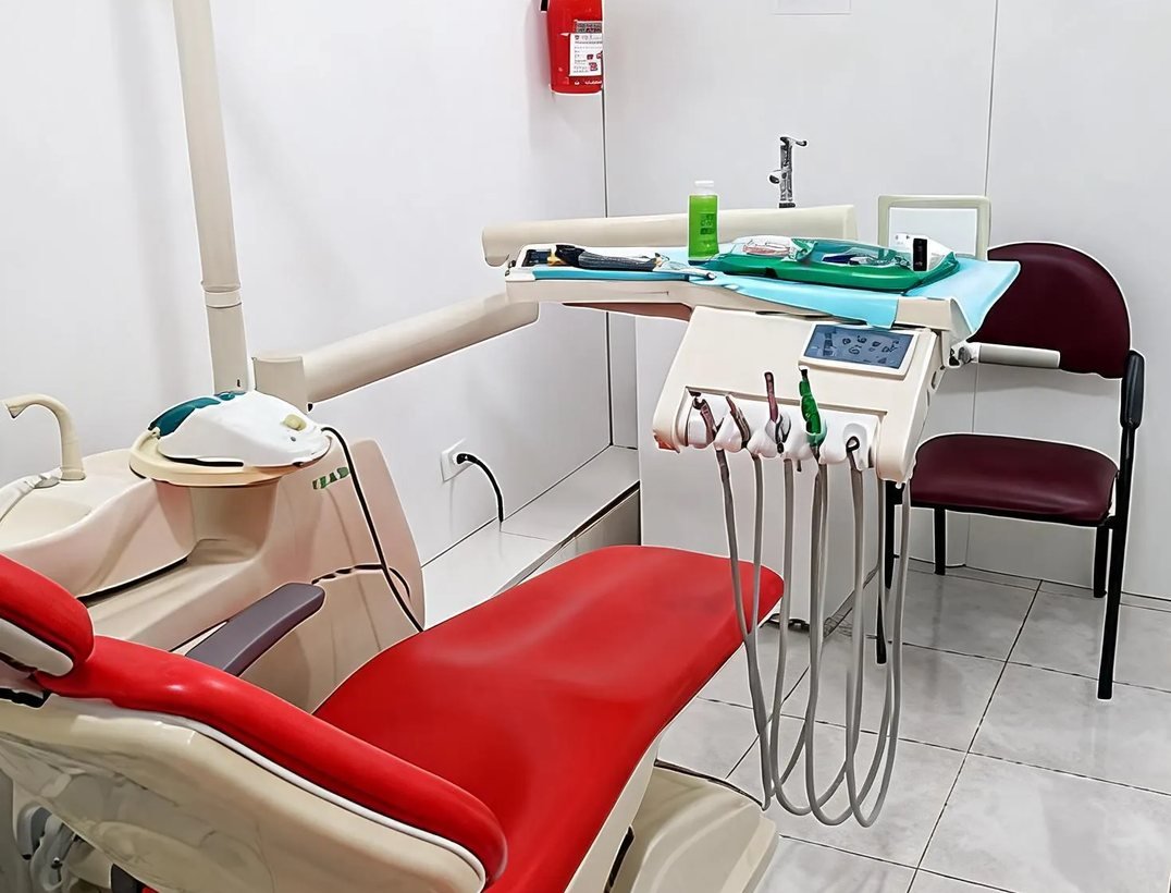 Sillón dental y unidad de tratamiento en un consultorio de Sonrisa 360